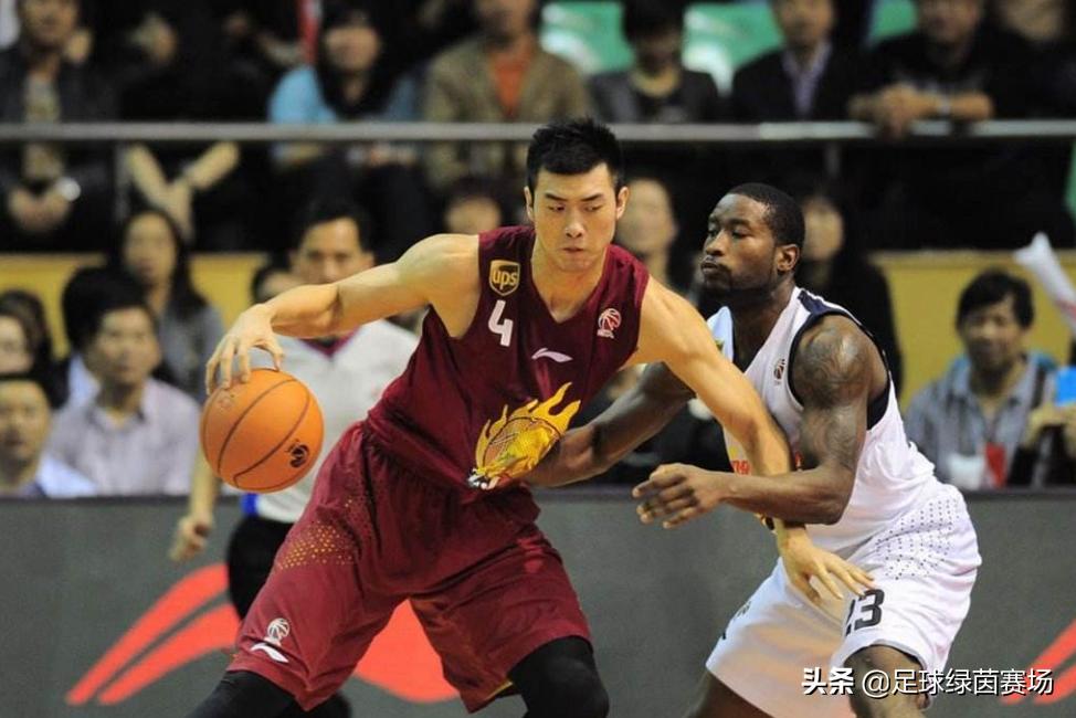 和易建联同一天生日，17岁进国篮27岁退役，现跟阿联一起做青训