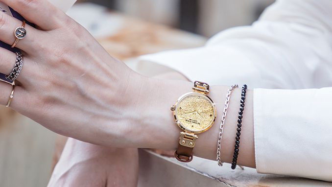 去年买了块表超耐磨,我买了个表挺耐磨的什么意思