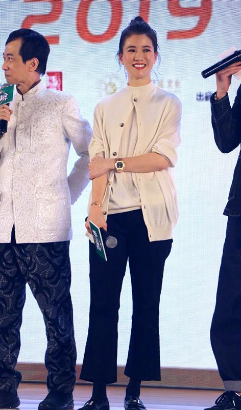 袁咏仪下了红毯穿搭,袁咏仪穿衣搭配