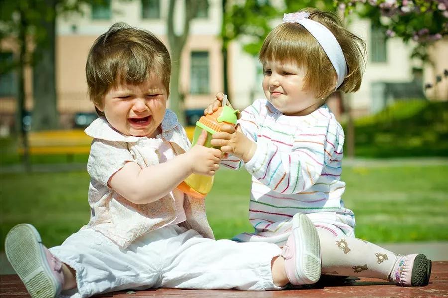 3岁孩子爱打人怎么办要正确引导,三岁孩子爱打人怎么教育孩子