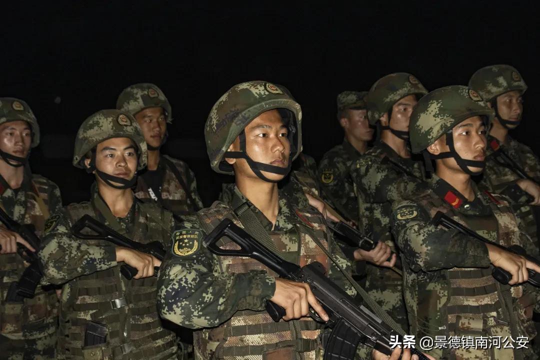 又快又准！夜间实弹射击训练，*弹子**呼啸直指靶心