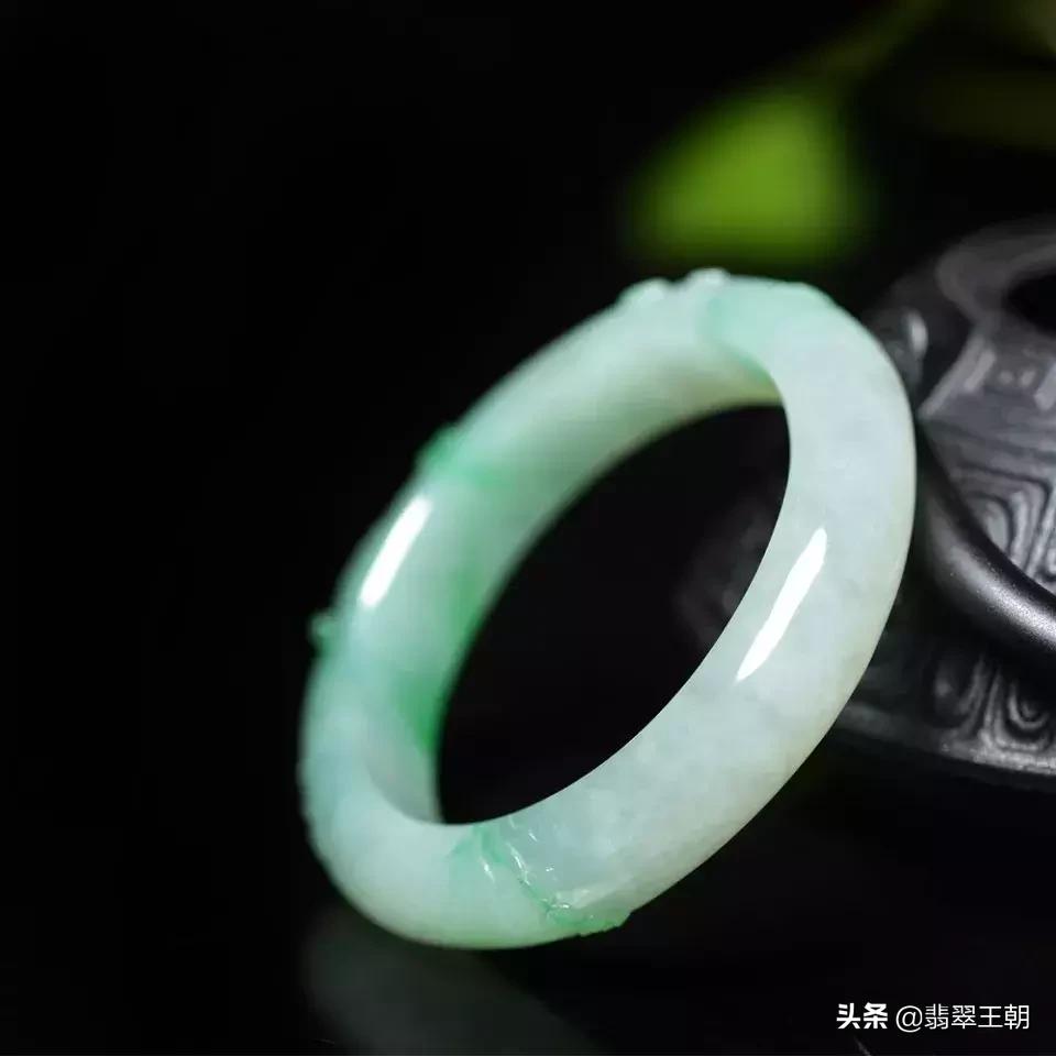 鉴赏|翡翠手镯：佩戴期丰岁，年年庆有余