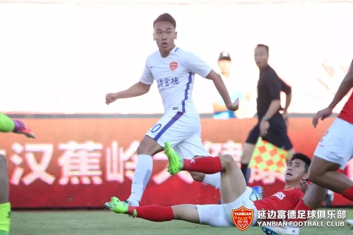 蔡芯宇的足球生涯充满坎坷，受到朴泰夏提携踢上中甲，现在仍寻梦