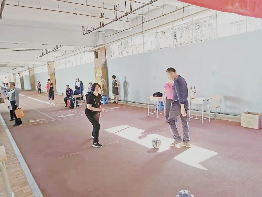 厦门六中老体协、退教协分会举行第六届退休教师趣味运动会暨气排球表演赛