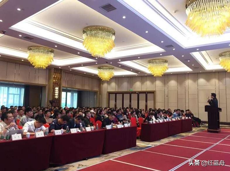 不习惯的“表演”（小小说）