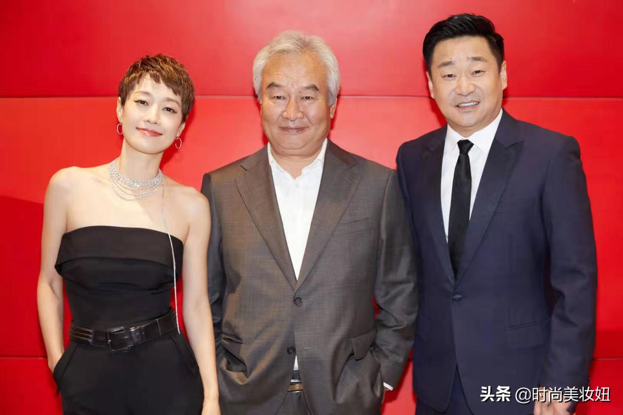 马伊琍终于换风格,马伊琍最新穿搭羽绒坎肩图片