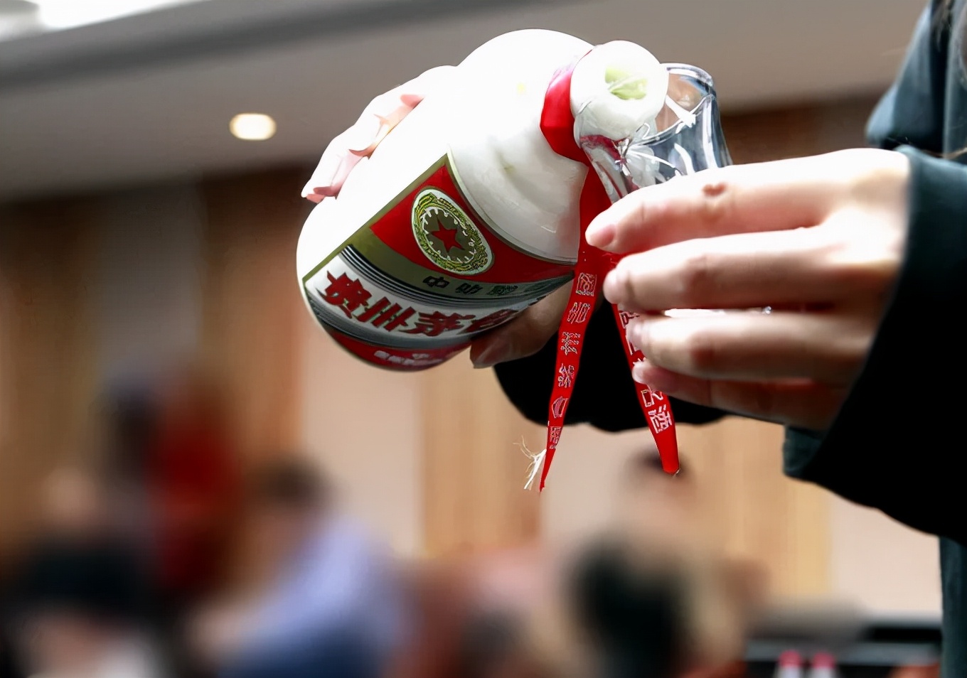 同为烈酒为何伏特加畅销全球,伏特加与中国白酒谁劲大