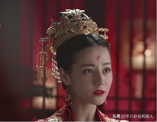 迪丽热巴靠颜值撑起来的造型,迪丽热巴刚出道与现在的对比照