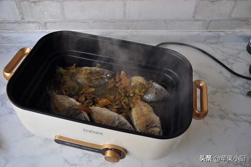 巧手主妇用海鱼做酸菜鱼，味道也不错，汤鲜肉也美味，都说味不错