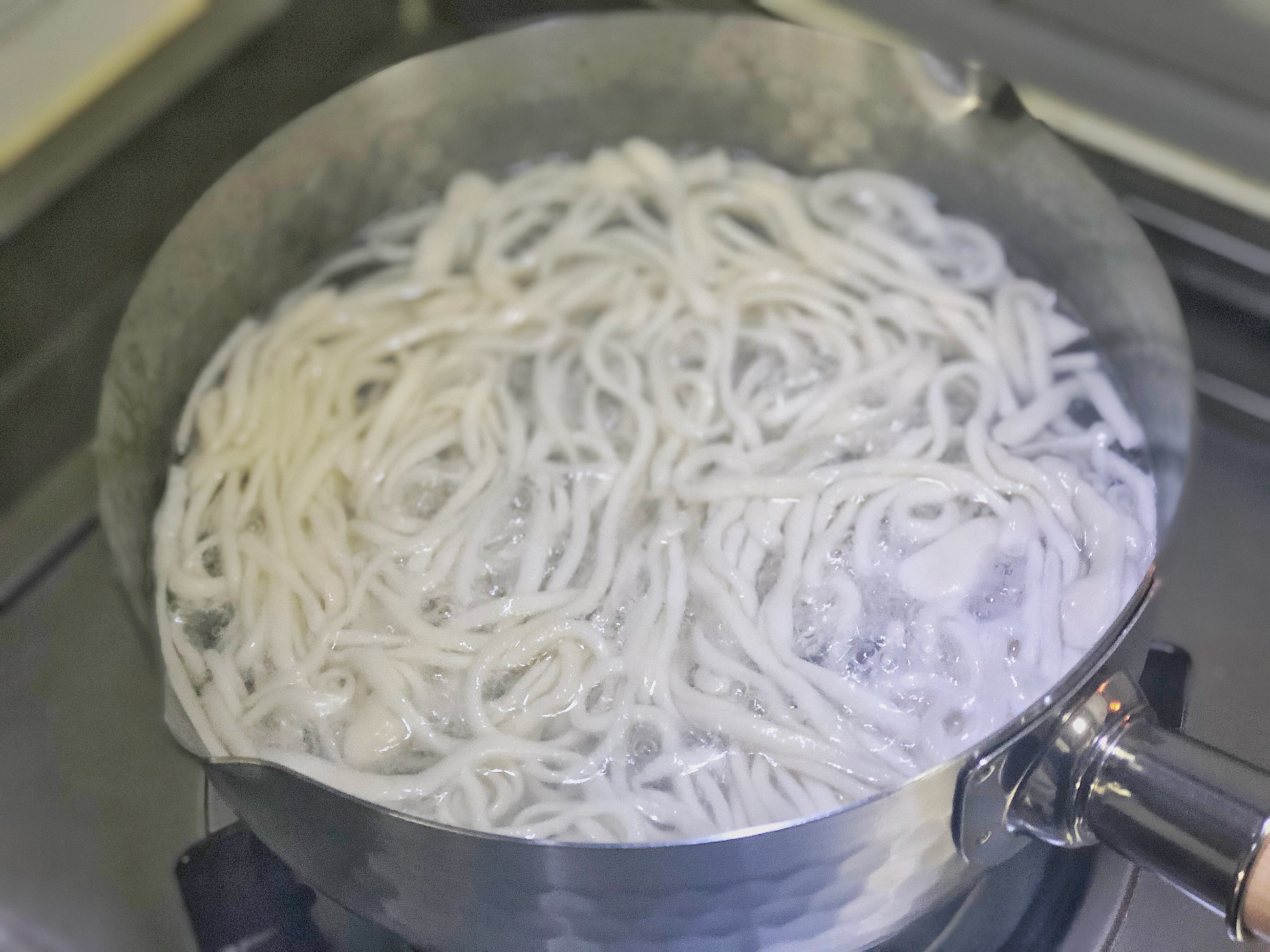 自己在家也能做拉面又细又长，配上西红柿鸡蛋的卤子，味美鲜香