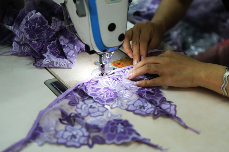 90后小伙休学创业,90后卖内衣赚3亿