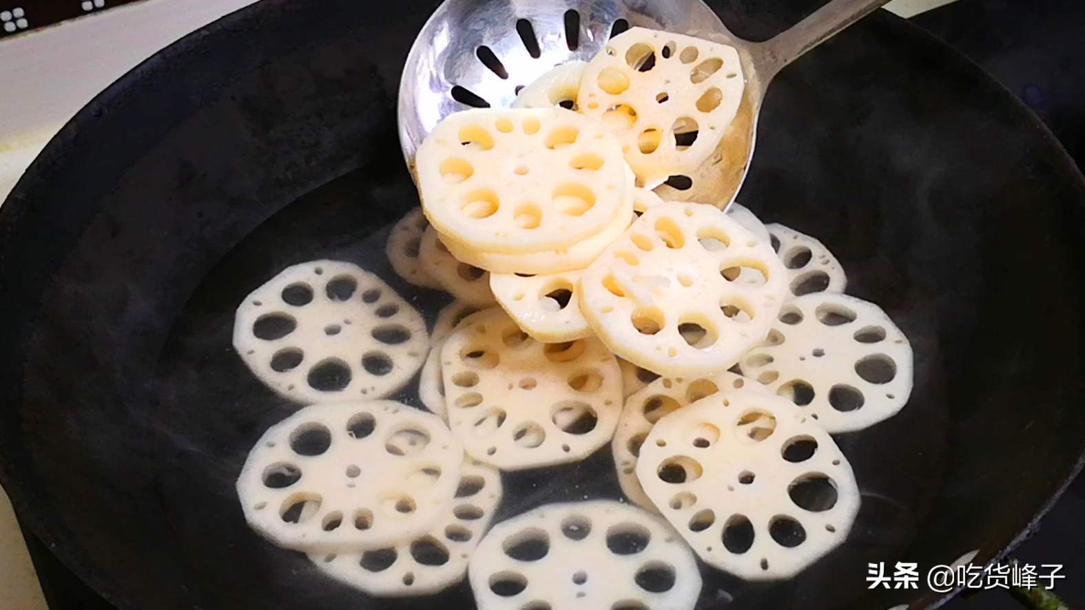 炒莲藕时，用盐泡还是用醋泡？大厨：都错了，这样做莲藕白又脆