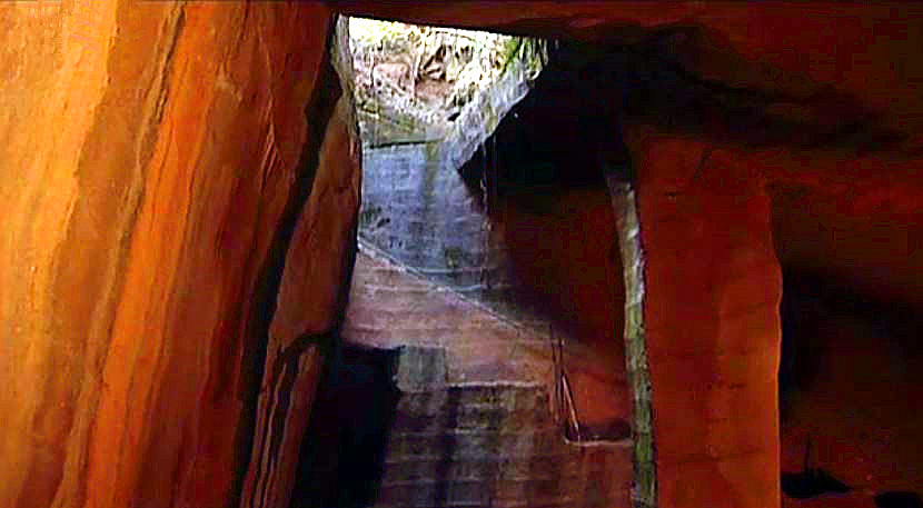 小水塘下藏着巨大山洞,水塘抽干水后专家竟然发现宫殿