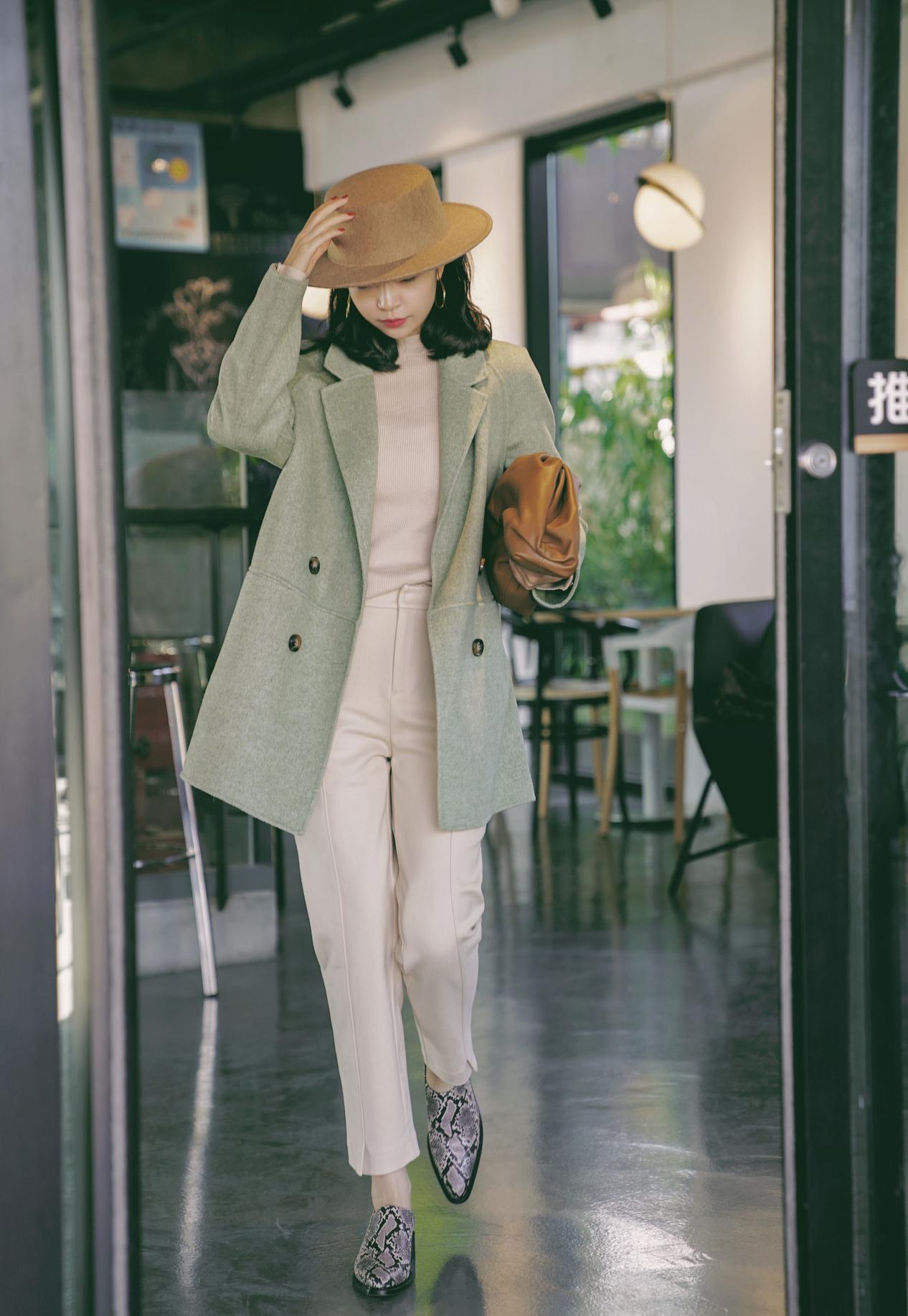 深绿色棕色穿搭高级感,绿色洋气还是咖啡色洋气