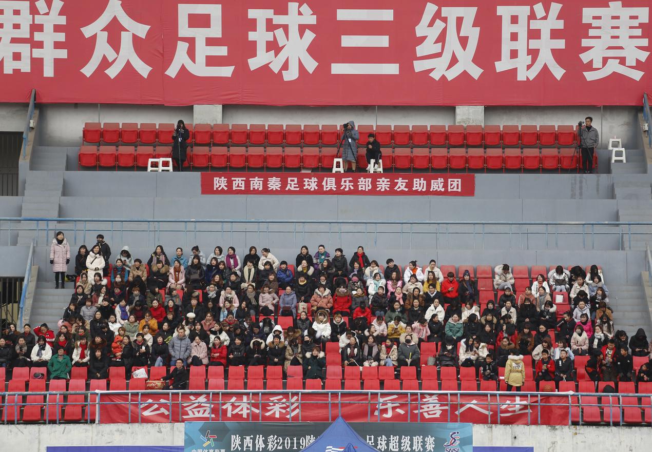 安康青少年足球,看台上的少年是哪场比赛