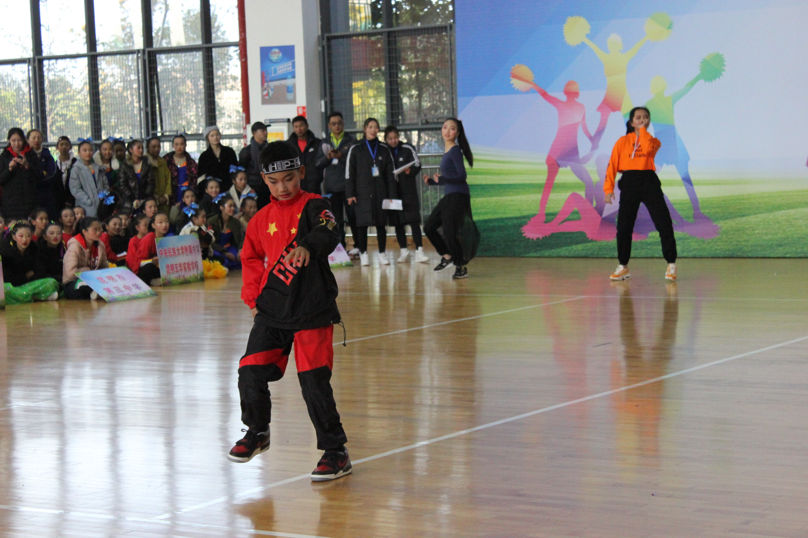 花球啦啦操校园运动会,校园足球啦啦操第二套队形展示