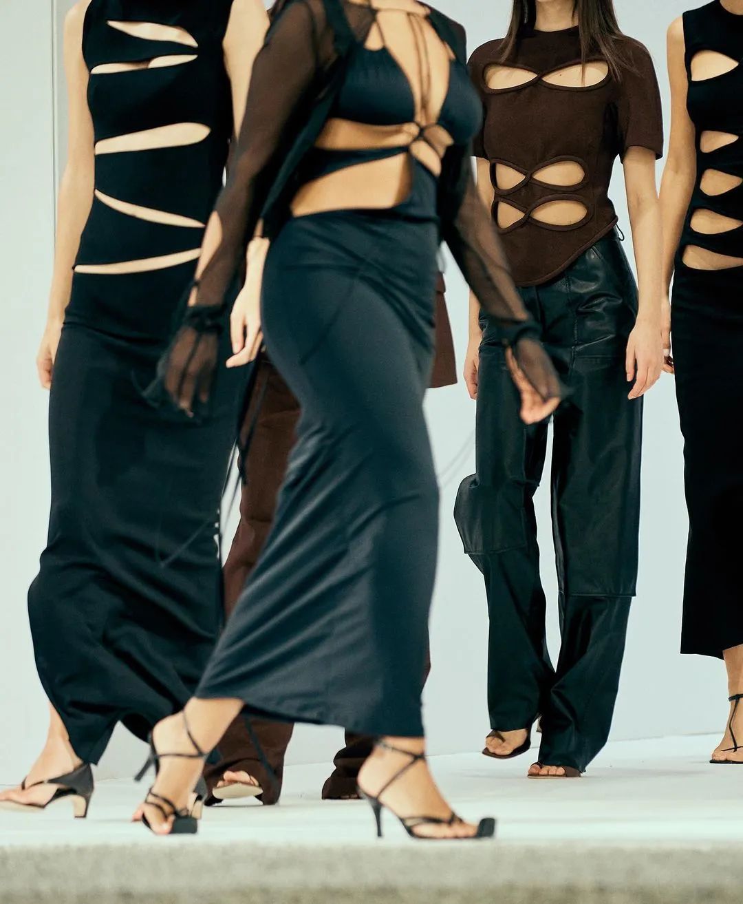 为什么卡戴珊喜欢穿皮衣,卡戴珊紧身衣对身体有危害吗