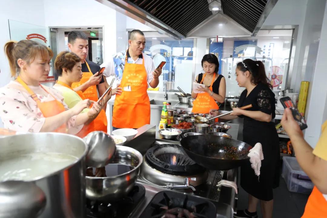 想开家面馆应该选加盟还是自营,想开面馆靠谱吗