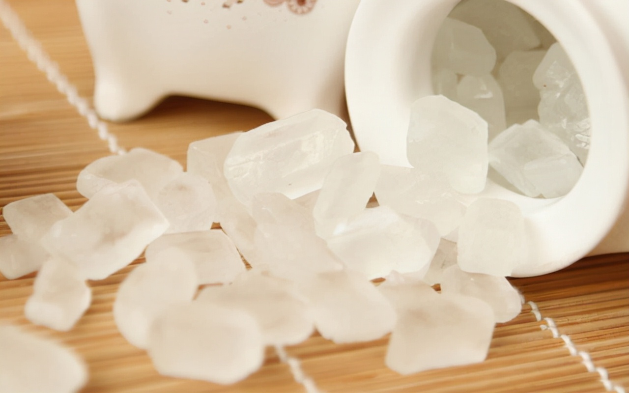 白糖红糖冰糖黄糖是怎样炼成的,冰糖白糖黄糖哪个是凉性