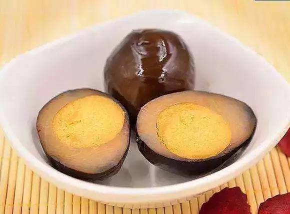 男子卖鸭蛋被索赔38万,男子买过期食品获赔七万