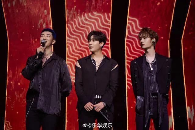 王一博怎么选上乐华,王一博出门旅行带着谁