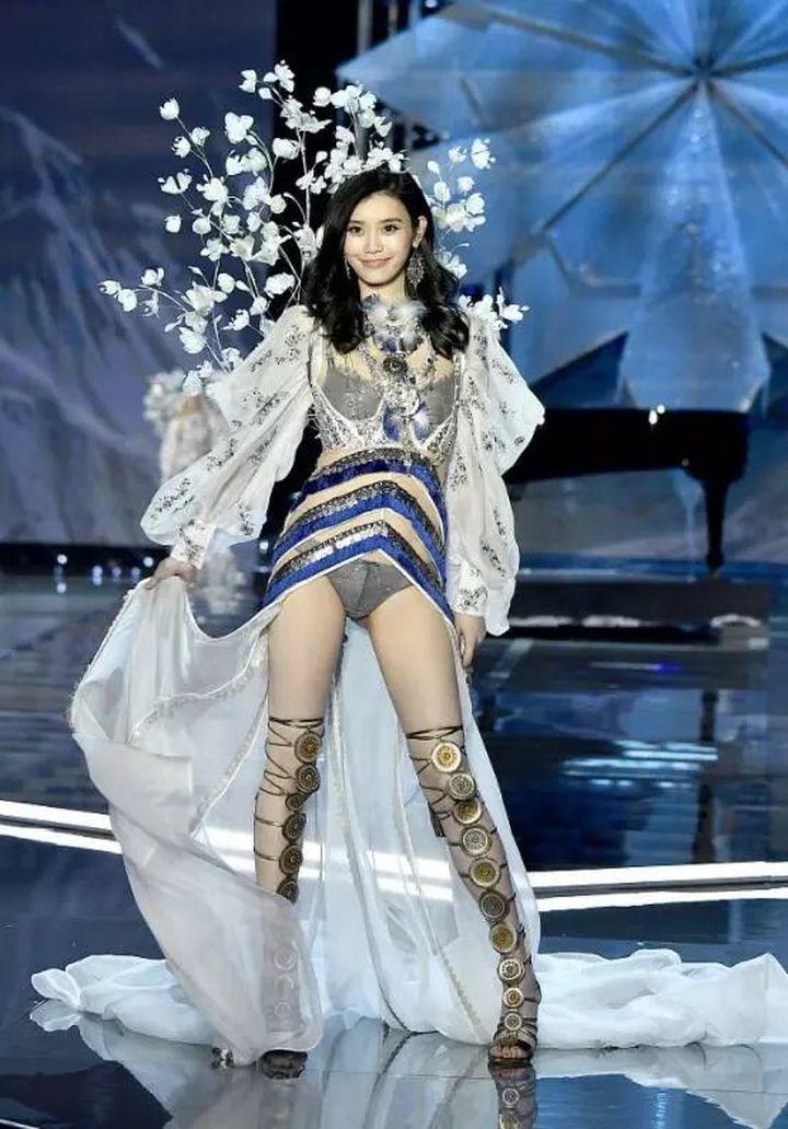 奚梦瑶走了多少次维密秀,意外摔倒奚梦瑶一摔成名