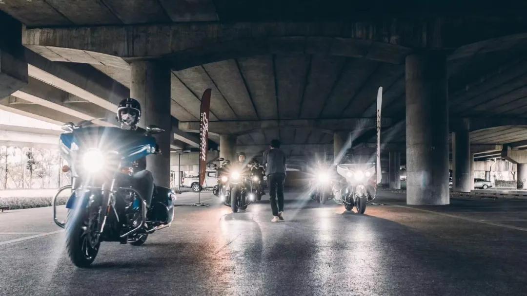 成都帅大叔卖周边，这群怕老婆的男人，偷拿私房钱也要买