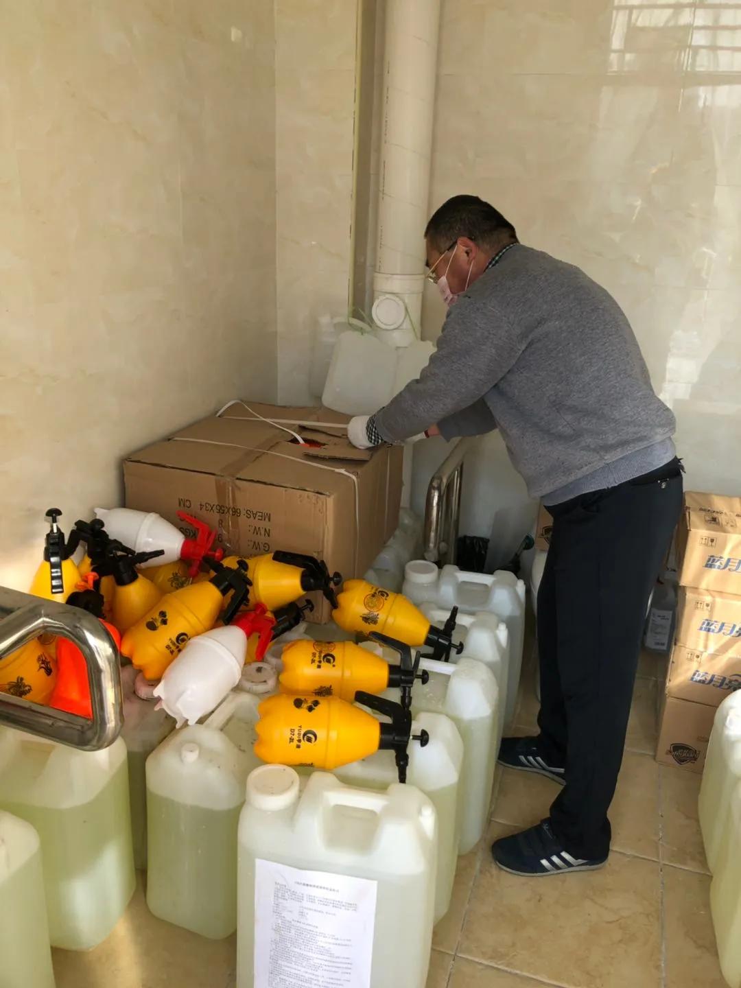 教师疫情防控克服困难坚守岗位,信阳教师疫情最新消息