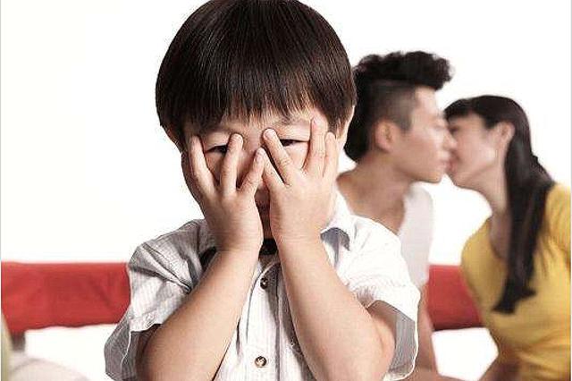 “妈妈，你们在做什么？”好奇爸妈在房里做什么，妈妈灵性解释