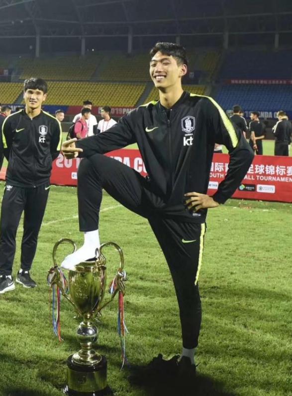 郎平里约吃泡面,女排主教练郎平吃泡面