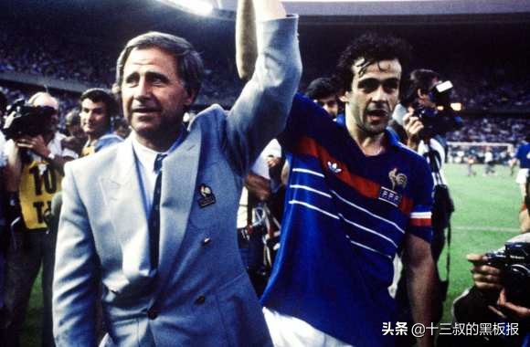 致敬那些逝去的足坛传奇,这些年逝去的足球传奇