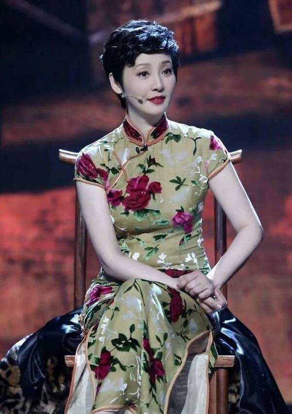 徐帆穿刺绣旗袍,徐帆和徐静蕾同框穿旗袍