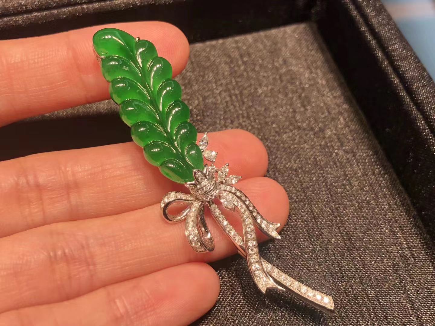 以食物为元素打造的珠宝，欧洲人爱了几百年，国人擅长用翡翠制作