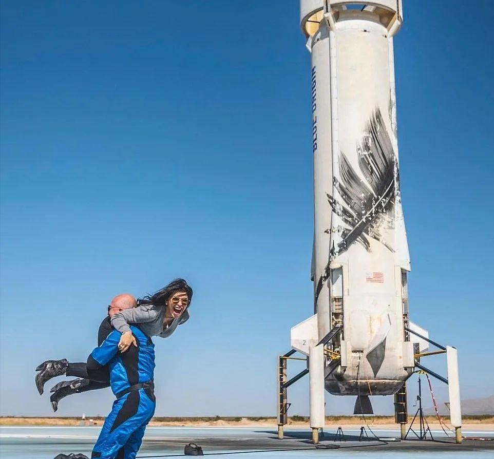 贝佐斯女友当街亲他一脸口红，浑身巨钻，富婆气息，转正的节奏？