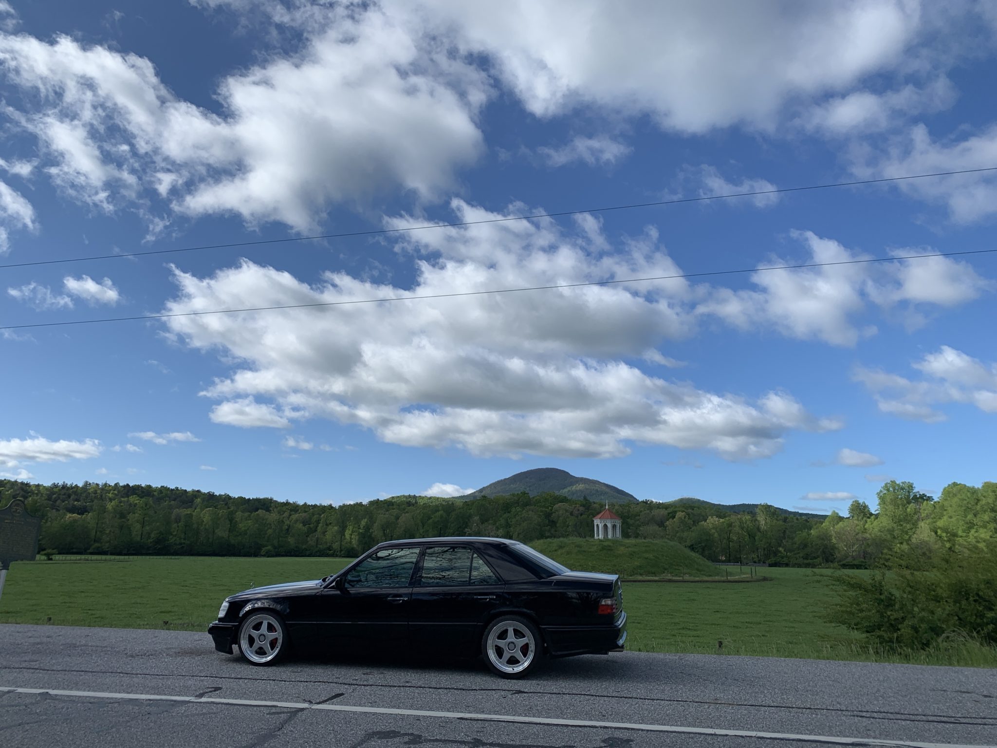 你信么？30年前的“小虎头”奔驰E级，至今还有人念念不忘