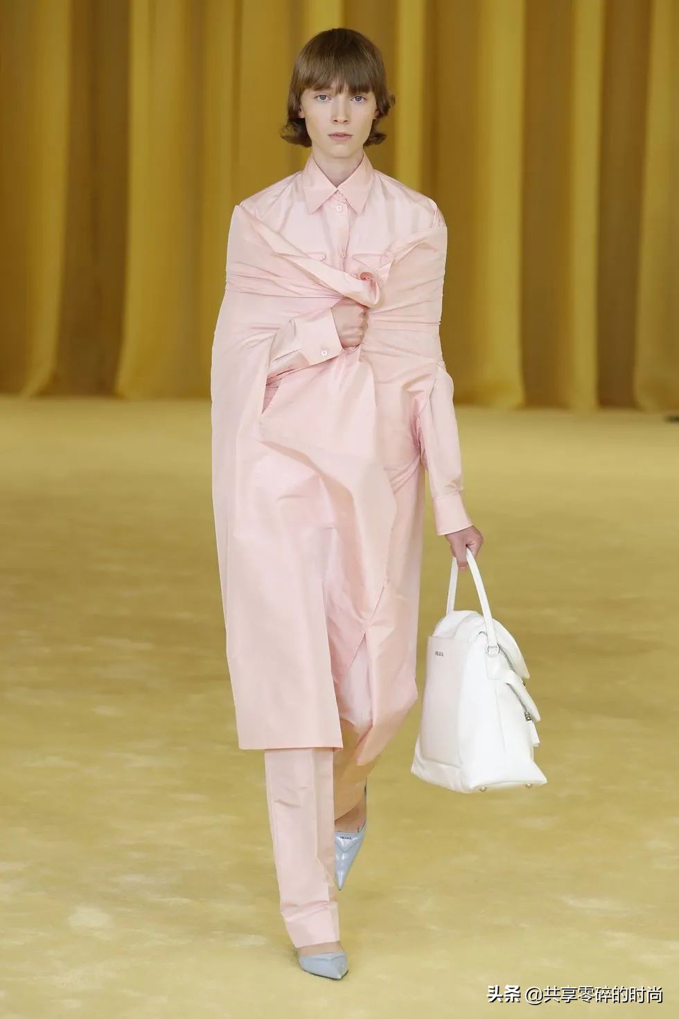 prada普拉达时装秀2018,普拉达prada2022春夏秀场蔡徐坤