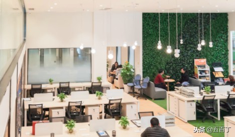 员工上班迟到一分钟无良老板扣100,员工上班迟到10分钟被罚款违法吗