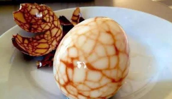 女子街边摆摊卖鸡蛋客户全买走,女子街头卖鸡蛋