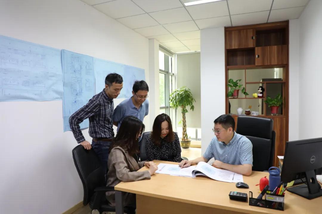 建楼高耸入云，梦想脚踏实地