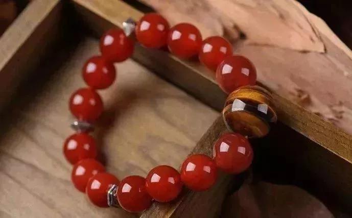 刘晓庆的翡翠手镯竟然价值一个亿,刘晓庆翡翠最值钱是哪款