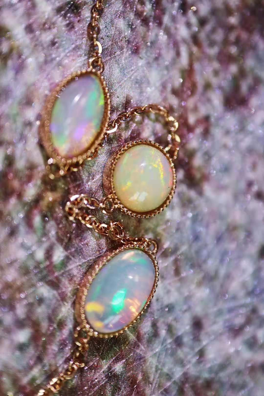 欧泊是什么宝石价格多少,欧泊是贵重宝石吗