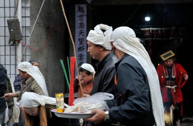 为什么有人亲人死亡也哭不出来,亲人过世为什么很难过却哭不出来