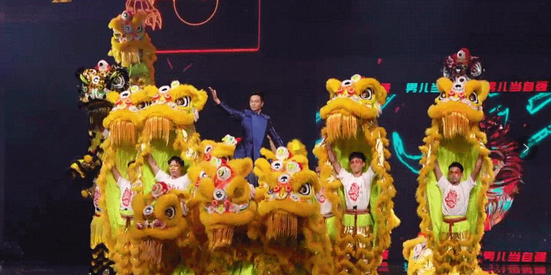 大湾区王菲出场谢霆锋表现,谢霆锋看王菲演唱会的视频