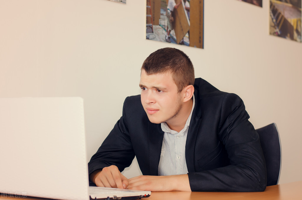 靠墙站，真的可以矫正驼背伸脖子吗？