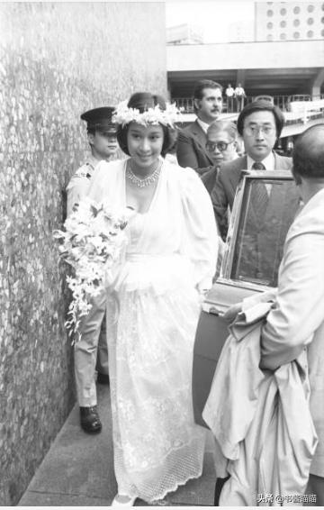 42年后，再看霍震霆和朱玲玲的请柬，依旧有质感，用语现老式豪华