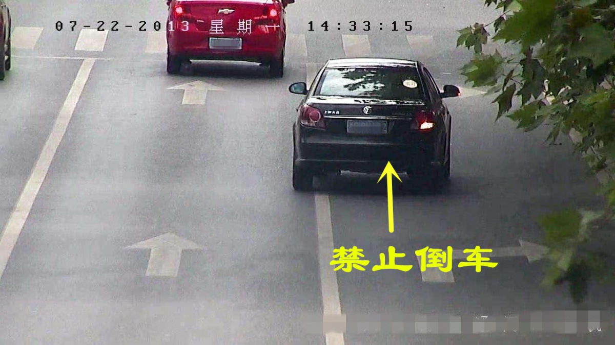 前车发生故障走不了,我们压着旁边的白实线通过会被判为违章吗?