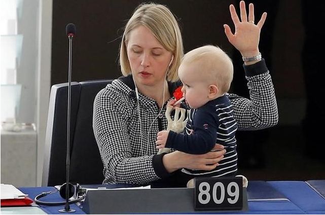 丹麦女议员带孩子上班被嫌弃,欧洲女议员带孩子上班
