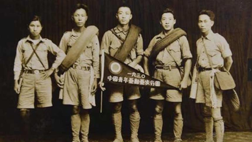 中国小伙子环游世界,希特勒竟与他畅谈2天,还给他画了一幅画像