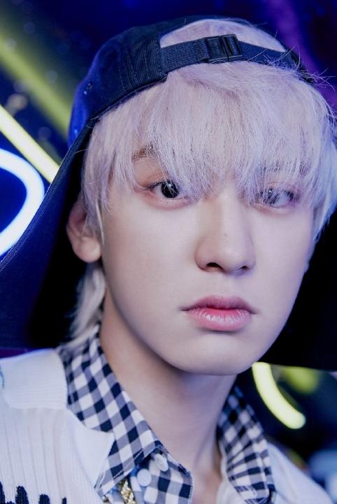 EXO-SC回归预告再公开，SM的皮裤真多！两长腿帅哥被拍成短腿