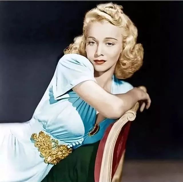 梦露最早的封面照,梦露一开始是金发吗